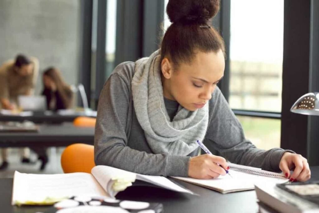 psicóloga estudando para atendimento de psicoterapia online