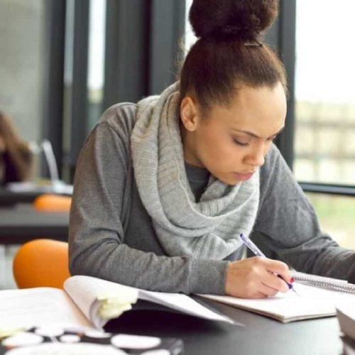 psicóloga estudando para atendimento de psicoterapia online